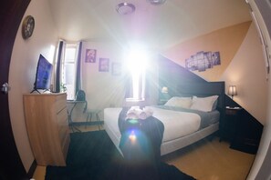 1 bedroom, desk, iron/ironing board, WiFi - Downtown Queen Apt | Roku TV | Walk Everywhere (Pittsburgh)