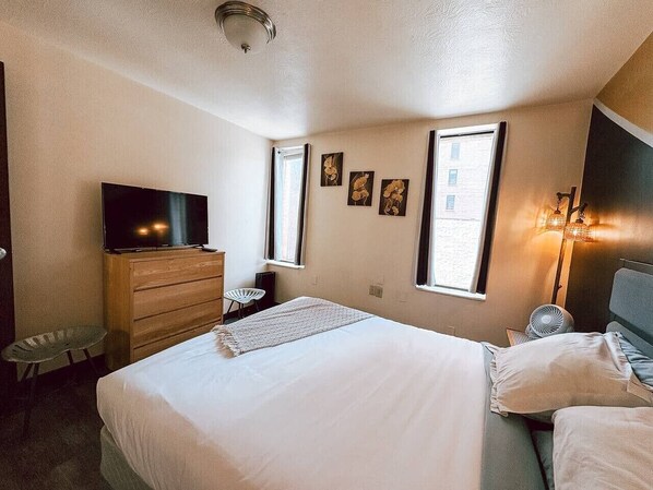 Desk, iron/ironing board, WiFi, bed sheets