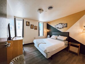 1 habitación, escritorio, tabla de planchar con plancha y wifi