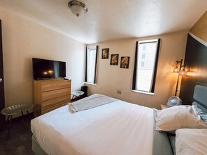 1 habitación, escritorio, tabla de planchar con plancha y wifi