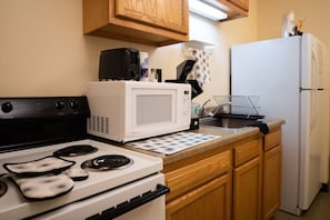 Fridge, microwave, oven, stovetop - Downtown Queen Apt | Roku TV | Walk Everywhere (Pittsburgh)