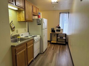 Kjøleskap, mikrobølgeovn, ovn og kokeplater