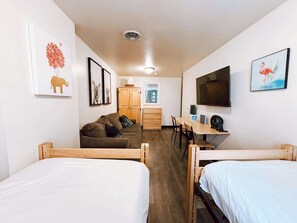 1 chambre, bureau, fer et planche à repasser, Wi-Fi