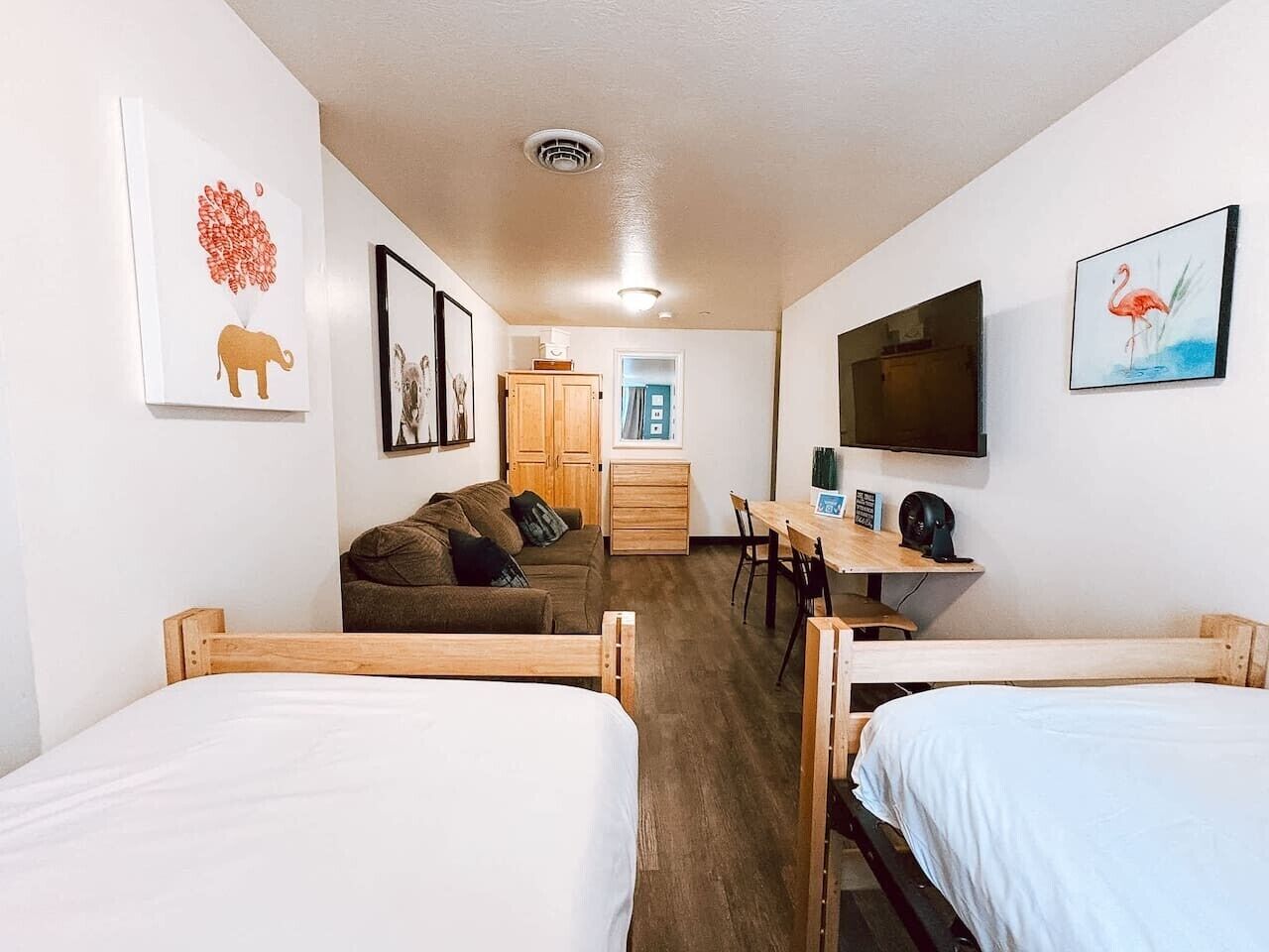 Desk, iron/ironing board, WiFi, bed sheets