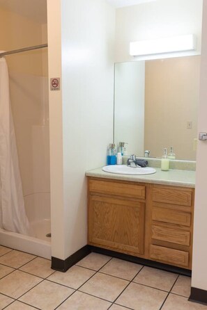 Hair dryer - Affordable Downtown Apt | 3 Beds + 60” TV | Walk t (Pittsburgh)