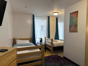 1 habitación, tabla de planchar con plancha, wifi y ropa de cama