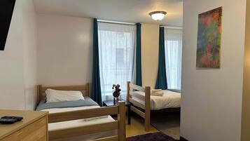 1 habitación, tabla de planchar con plancha, wifi y ropa de cama