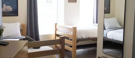 1 habitación, tabla de planchar con plancha, wifi y ropa de cama