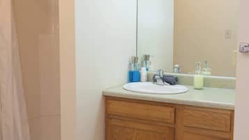 Een douche, een haardroger, handdoeken, shampoo