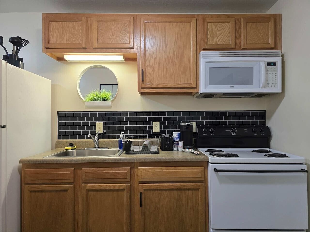 Coffee/tea maker, fridge, microwave, oven