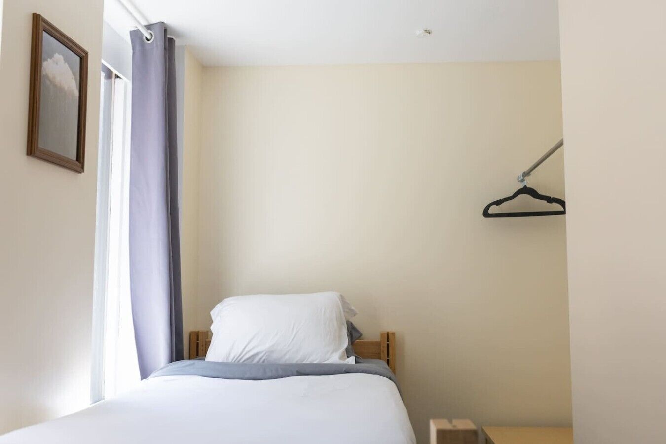 Escritorio, tabla de planchar con plancha, wifi y ropa de cama 