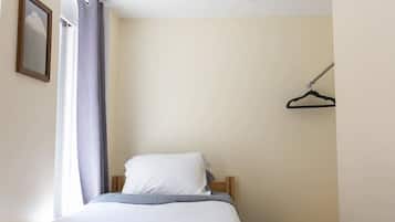 Escritorio, tabla de planchar con plancha, wifi y ropa de cama