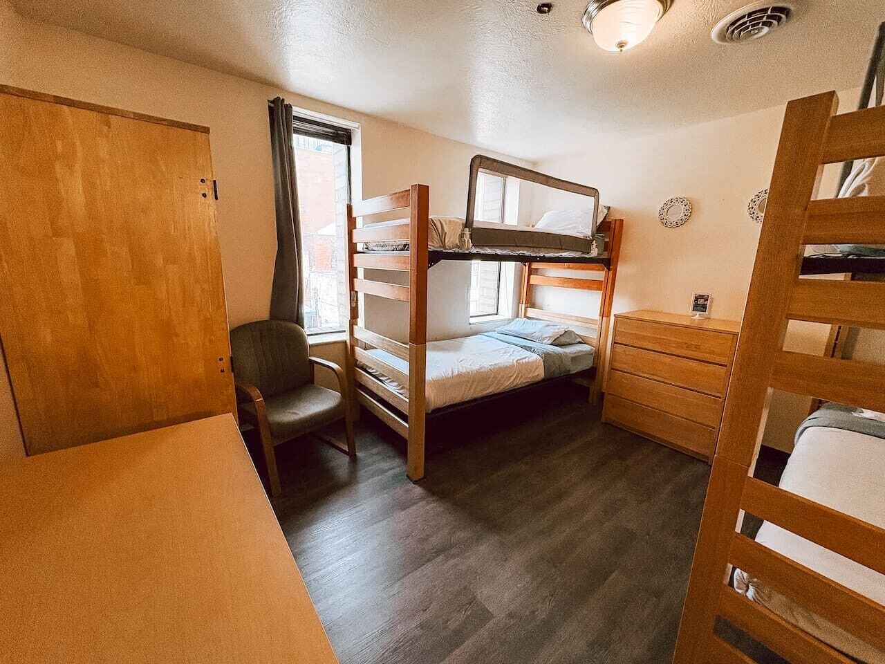 Desk, iron/ironing board, WiFi, bed sheets