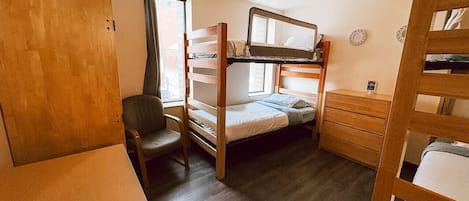 Desk, iron/ironing board, WiFi, bed sheets