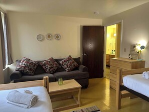 2 habitaciones, tabla de planchar con plancha, wifi y ropa de cama 