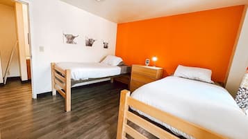 Een bureau, een strijkplank/strijkijzer, wifi, beddengoed