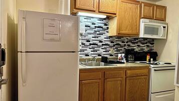 Geladeira, micro-ondas, fogão, cooktop