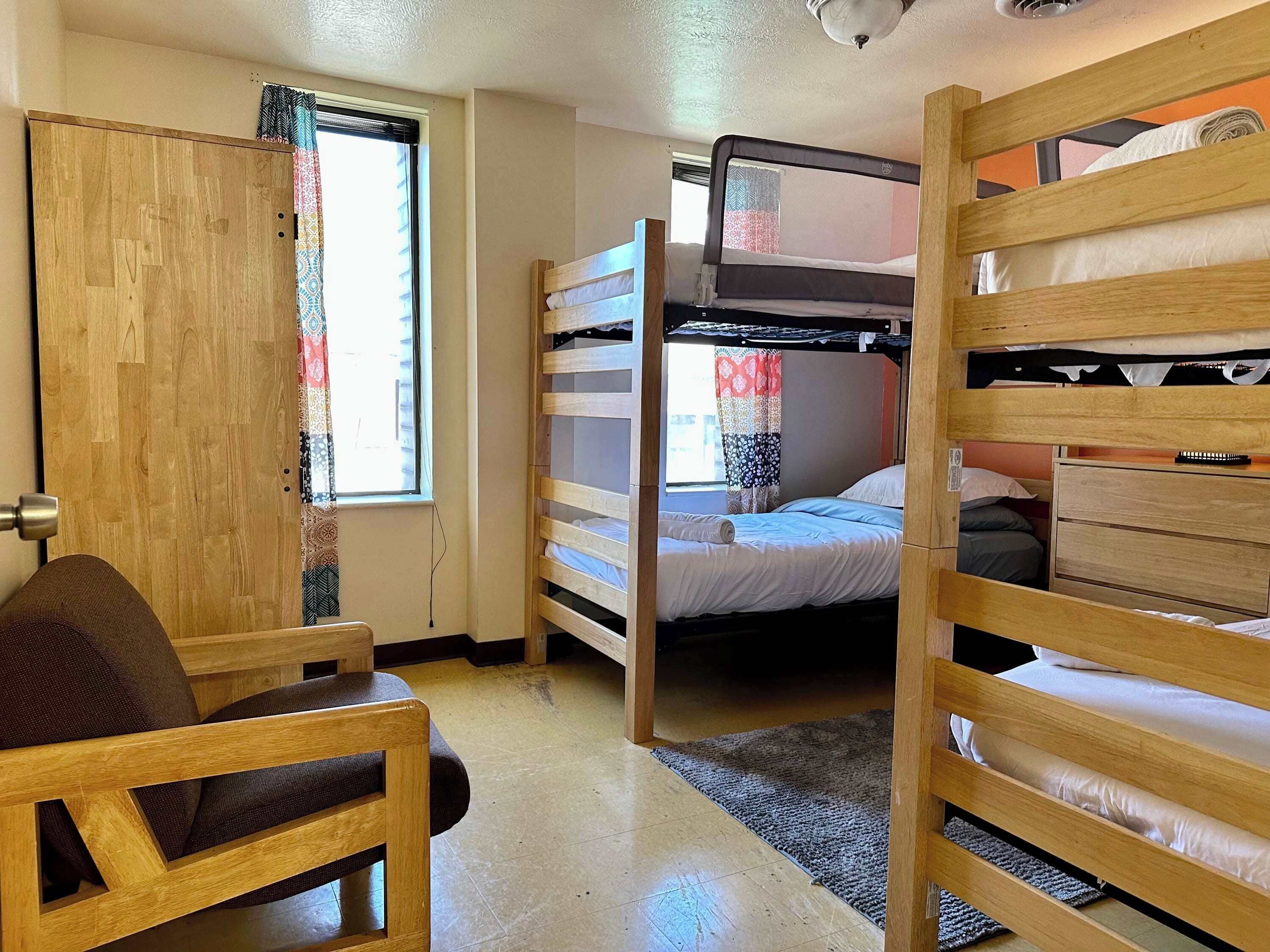 2 quartos, ferros/tábuas de passar roupa, Wi-Fi, roupa de cama