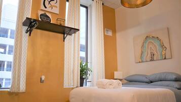 Tabla de planchar con plancha, wifi y ropa de cama