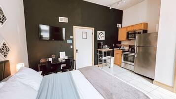 1 bedroom, desk, iron/ironing board, WiFi
