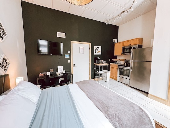 Desk, iron/ironing board, WiFi, bed sheets