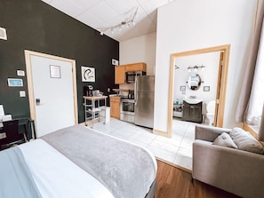 Desk, iron/ironing board, WiFi, bed sheets - Central Downtown Queen Bed | Walk to all Venues (Pittsburgh)