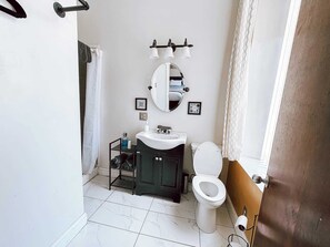 Douche, sèche-cheveux, serviettes fournies, shampoing