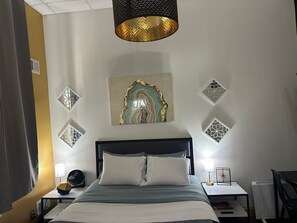 1 bedroom, desk, iron/ironing board, WiFi - Central Downtown Queen Bed | Walk to all Venues (Pittsburgh)