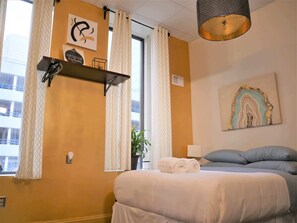1 bedroom, desk, iron/ironing board, WiFi - Central Downtown Queen Bed | Walk to all Venues (Pittsburgh)