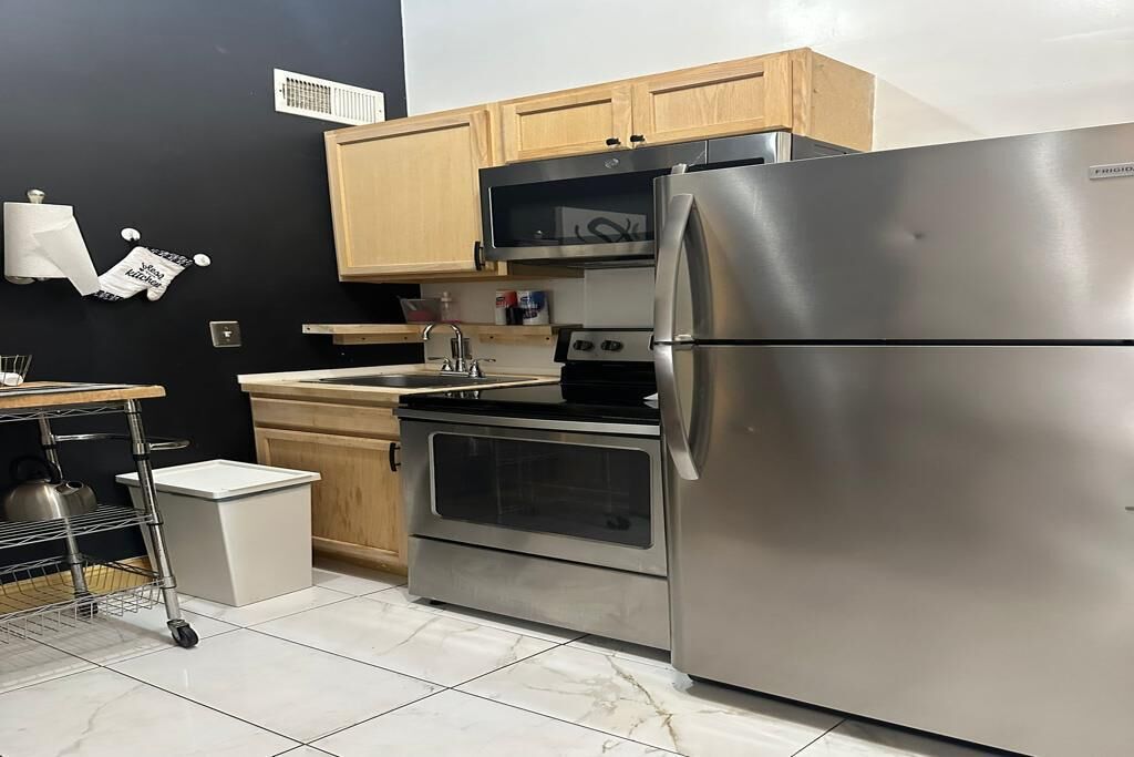 Réfrigérateur, micro-ondes, four, plaque de cuisson