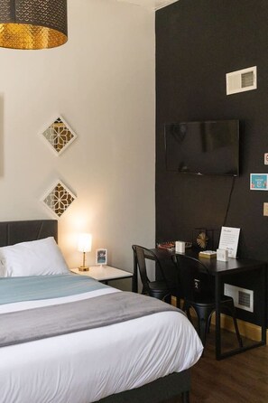 Desk, iron/ironing board, WiFi, bed sheets