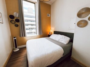 1 bedroom, iron/ironing board, WiFi, bed sheets - City Views | Downtown Apt | Walk Everywhere (Pittsburgh)