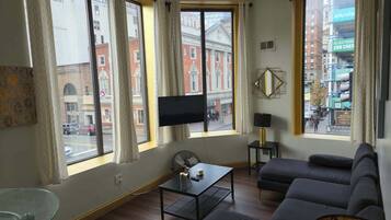 Een televisie en een kantoor