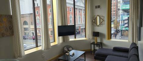 Una televisión, una oficina