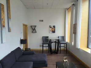 TV - City Views | Downtown Apt | Walk Everywhere (Pittsburgh)