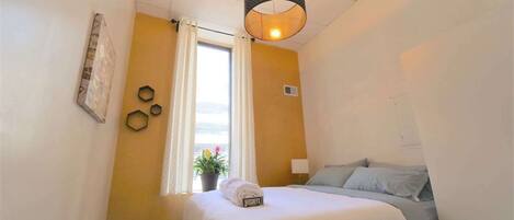 1 slaapkamer, een strijkplank/strijkijzer, wifi, beddengoed