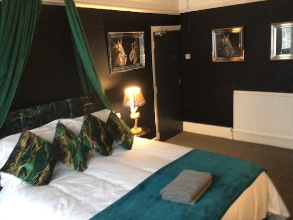 Kahden hengen deluxe-huone, kaupunkinäköala | Ilmainen Wi-Fi, vuodevaatteet