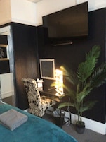 Kahden hengen deluxe-huone, kaupunkinäköala | Ilmainen Wi-Fi, vuodevaatteet