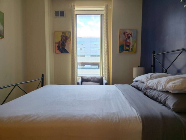 Desk, iron/ironing board, WiFi, bed sheets