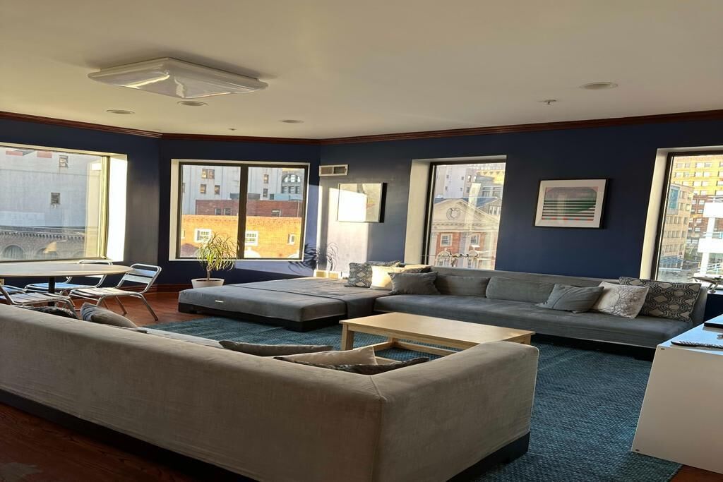 Télévision, cheminée, espaces bureaux