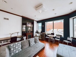 Televisión y chimenea