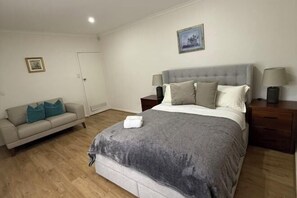 Room - Devon Meadows (Devon Meadows)