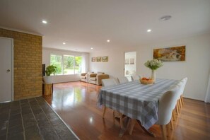 Room - Devon Meadows (Devon Meadows)