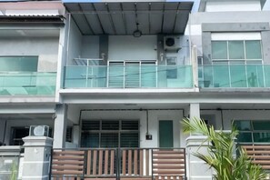 Exterior - 4BDR Double storey homestay Yong Peng, FreeParking (Yong Peng)