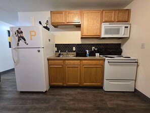 Cafetera y tetera, refrigerador, microondas y horno