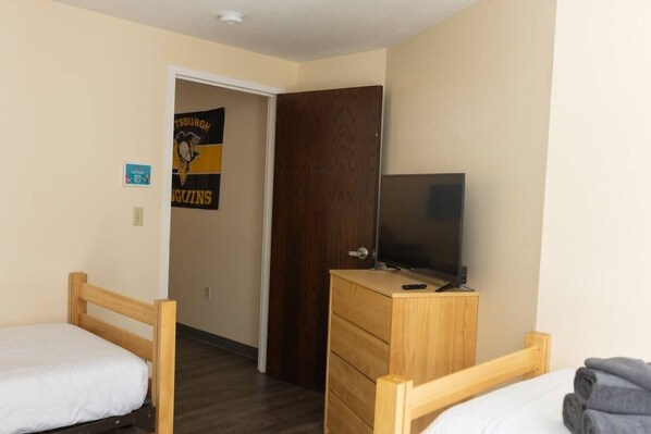 Desk, iron/ironing board, WiFi, bed sheets