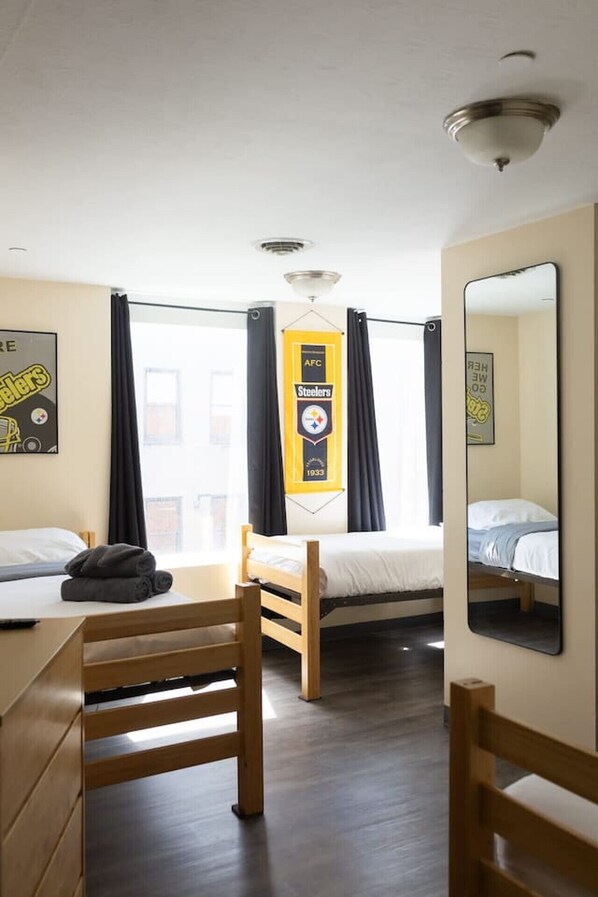 Desk, iron/ironing board, WiFi, bed sheets