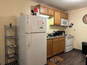 Kjøleskap, mikrobølgeovn, ovn og kokeplater