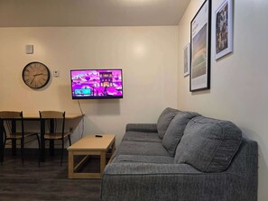 TV, offices - Cozy Downtown Pittsburgh Sports-Themed Efficiency Apt (Pittsburgh)