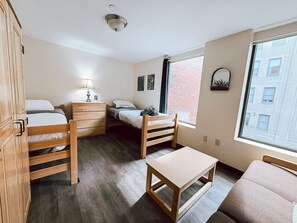 2 bedrooms, desk, iron/ironing board, WiFi - 2 Bedroom/2 Bath Downtown | Sleeps Six | Walkable (Pittsburgh)